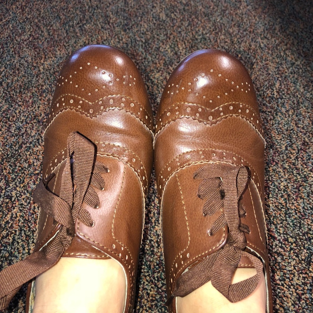 Wing tip heels